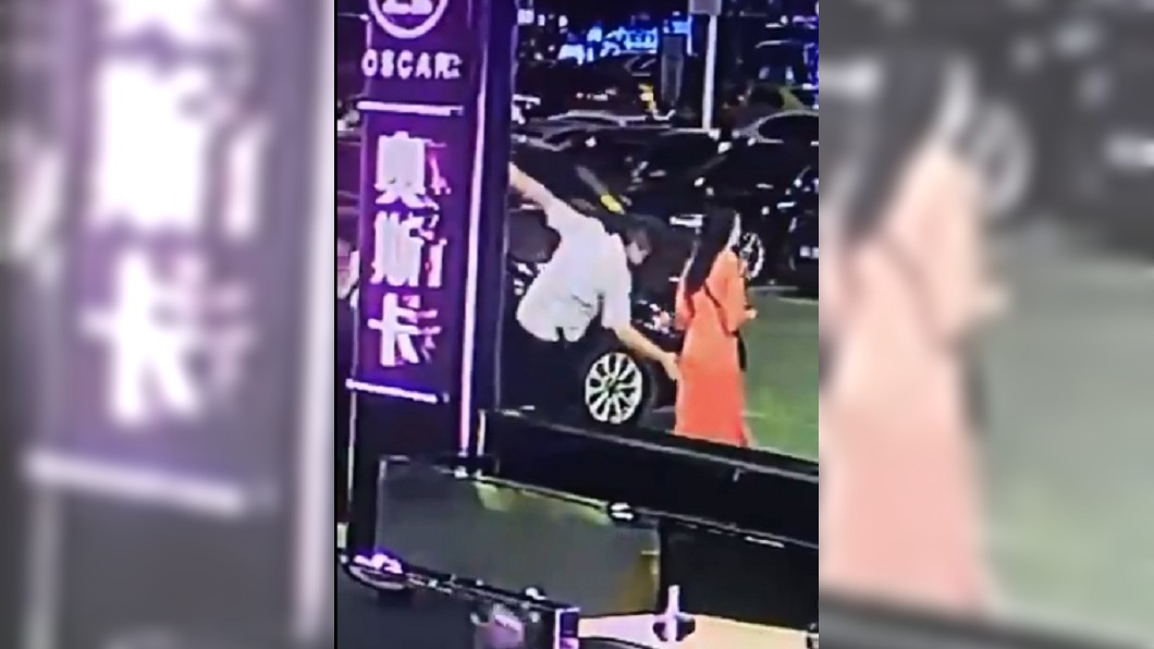 手賤男對女子襲臀 代價是遭10多人暴打狂踹