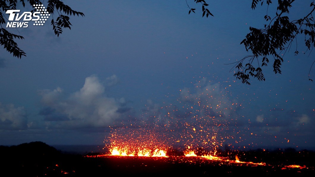 夏威夷幾勞亞火山噴發火山灰雲　發紅色警戒