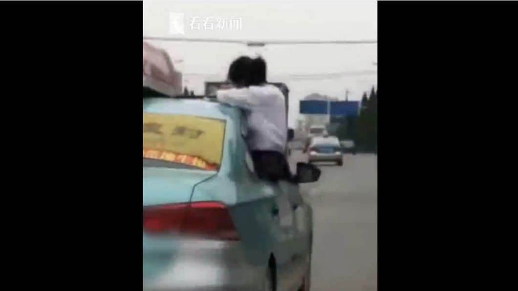 把車頂當桌墊？白衣女學生「用命」寫作業