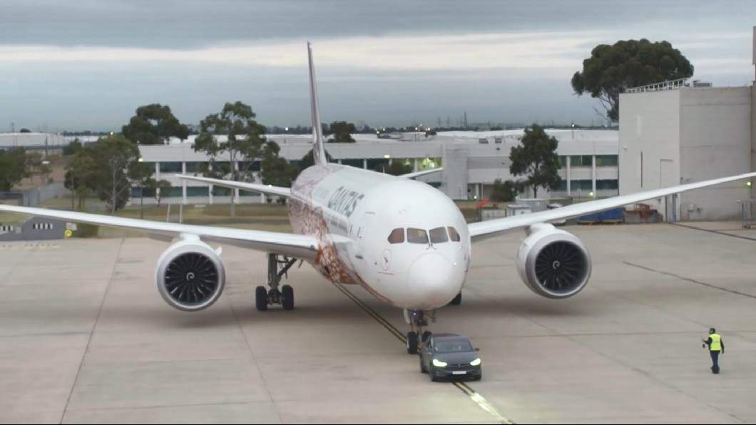 電動車拖曳130噸787客機　破世界紀錄