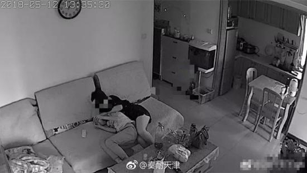 監視器拍到11歲兒被女同學「從後面來」　父母崩潰
