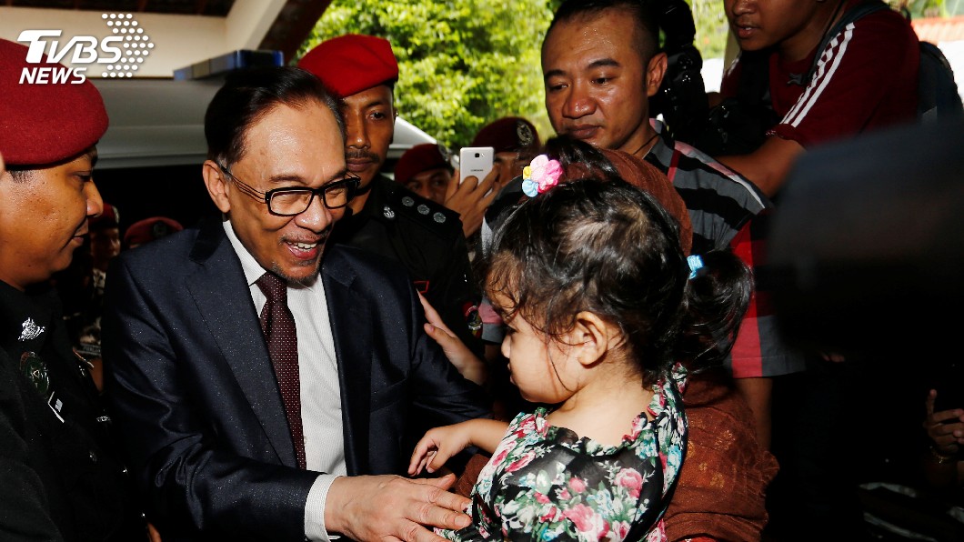大馬前副首相安華獲釋　出獄後感謝妻子
