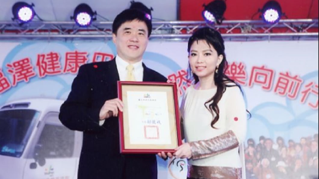 劉萍(圖右)被指外型激似天后張惠妹。(圖/翻攝福澤慈善基金會官網 )
