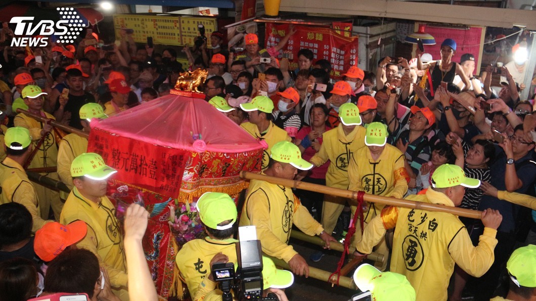 父心肌梗母跪地淚求…白沙屯媽聽到了!繞路「登門賜福」