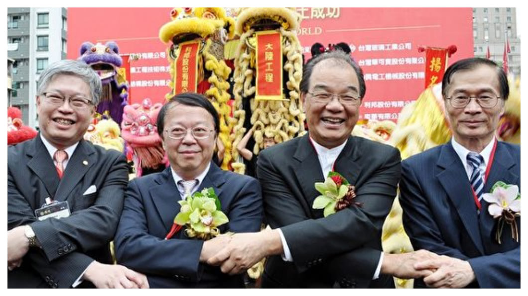國揚集團創辦人侯西峰（左2）、英業達集團會長葉國一（右2）聯手投資豪宅大樓案，誓言打造高雄新地標。圖／中央社
