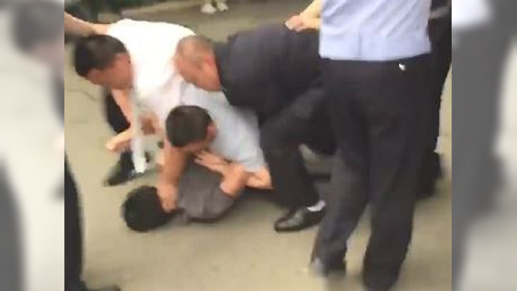 查證件起口角　港記者遭陸公安壓地上銬