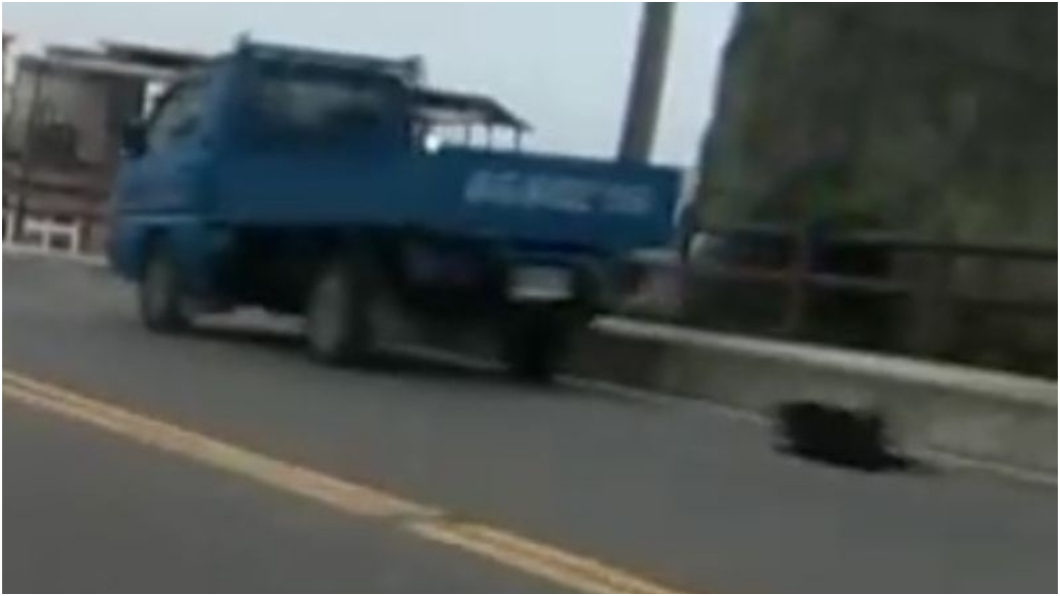 貨車拖行黑狗「沿途血跡」 惡飼主:不能帶牠運動喔?