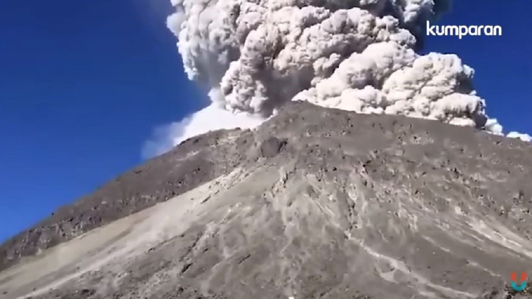 火山灰噴11座101高度 登山客直擊火山爆發