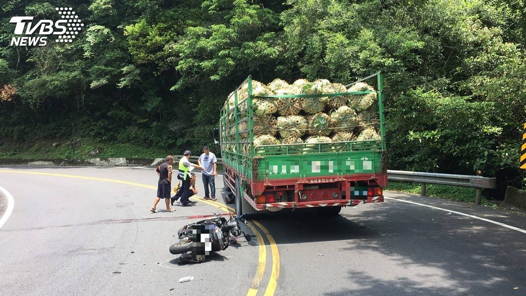 北宜又死亡車禍！騎士過彎自摔　遭大貨車輾爆頭亡