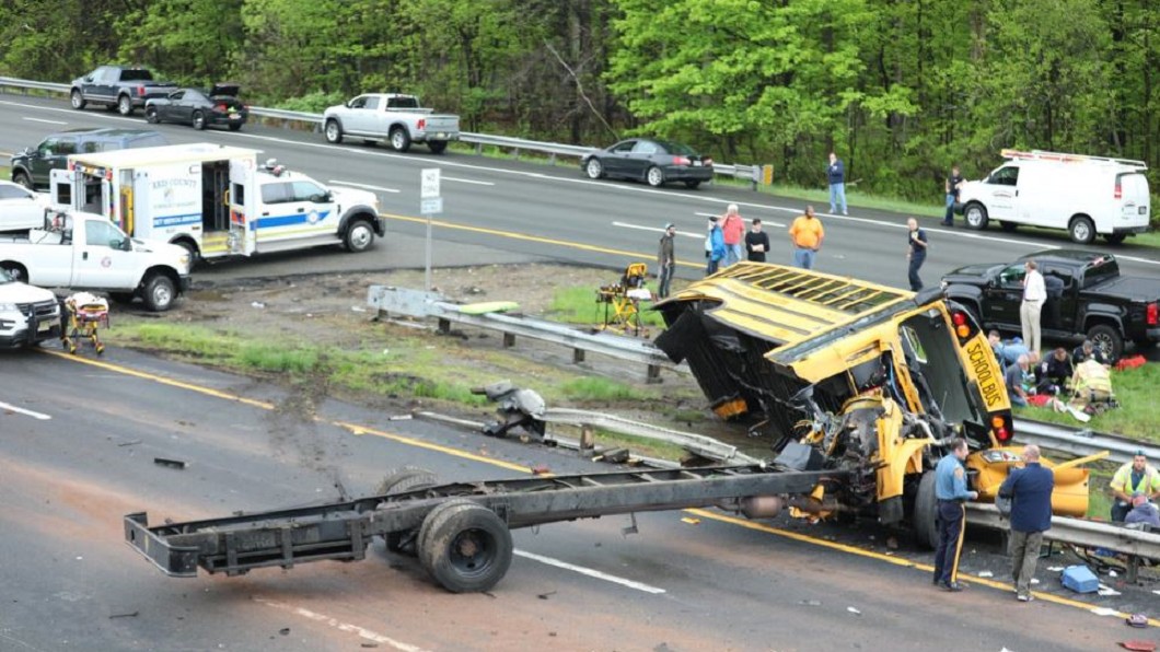 紐澤西州校車撞垃圾車 釀至少2死43傷