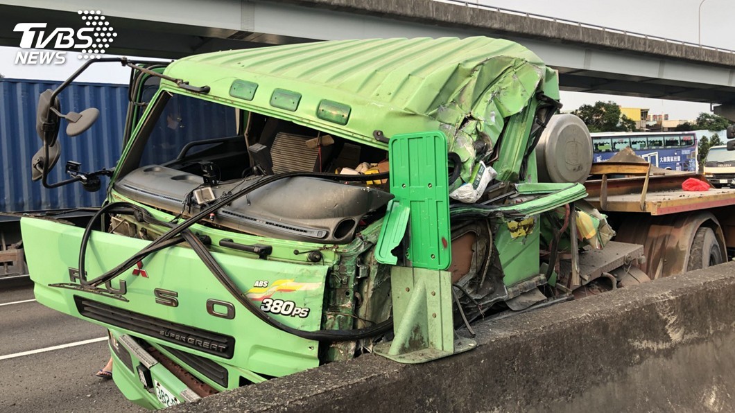怪手掉落對向車道 國道1號台北南下壅塞
