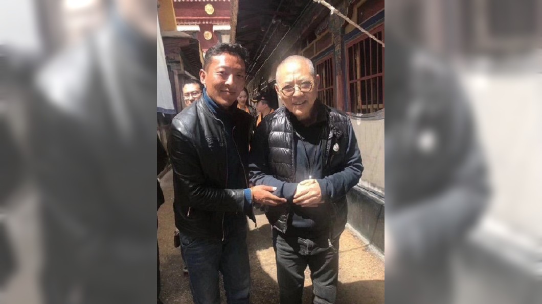 55歲的李連杰,白髮蒼蒼駝背的模樣,如7、80歲的老翁,嚇壞不少人。圖/翻攝自微博