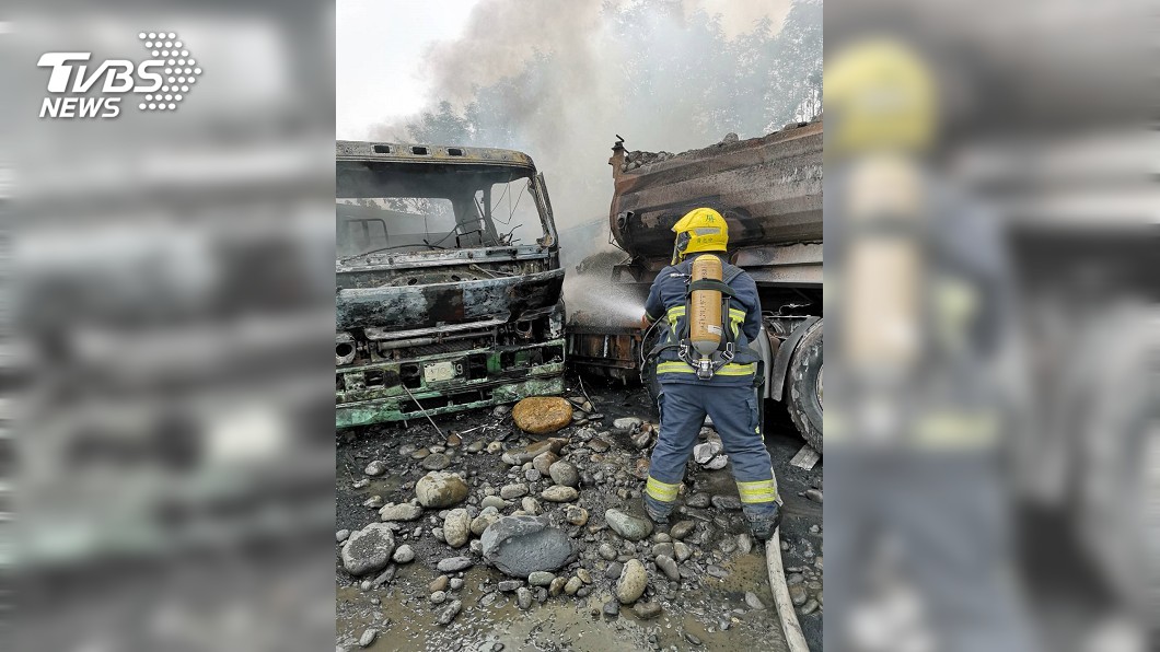 快訊／屏東高樹河床！砂石車對撞起火　1死1燒傷