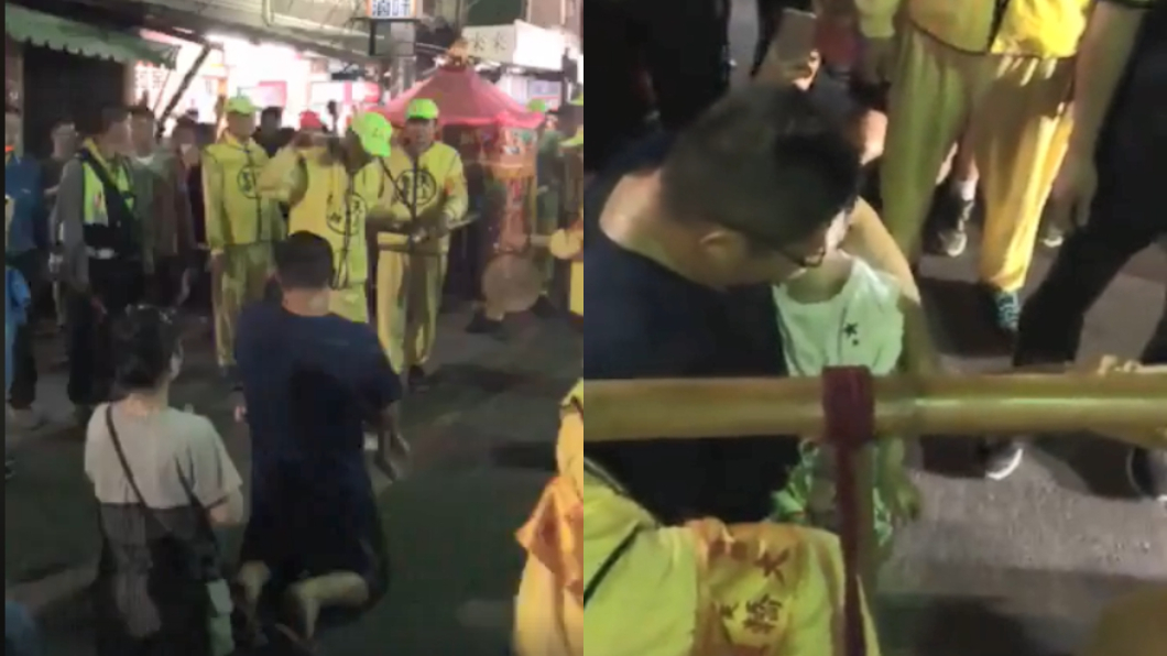 感動!慈父抱病童跪等 白沙屯媽祖停轎祈福
