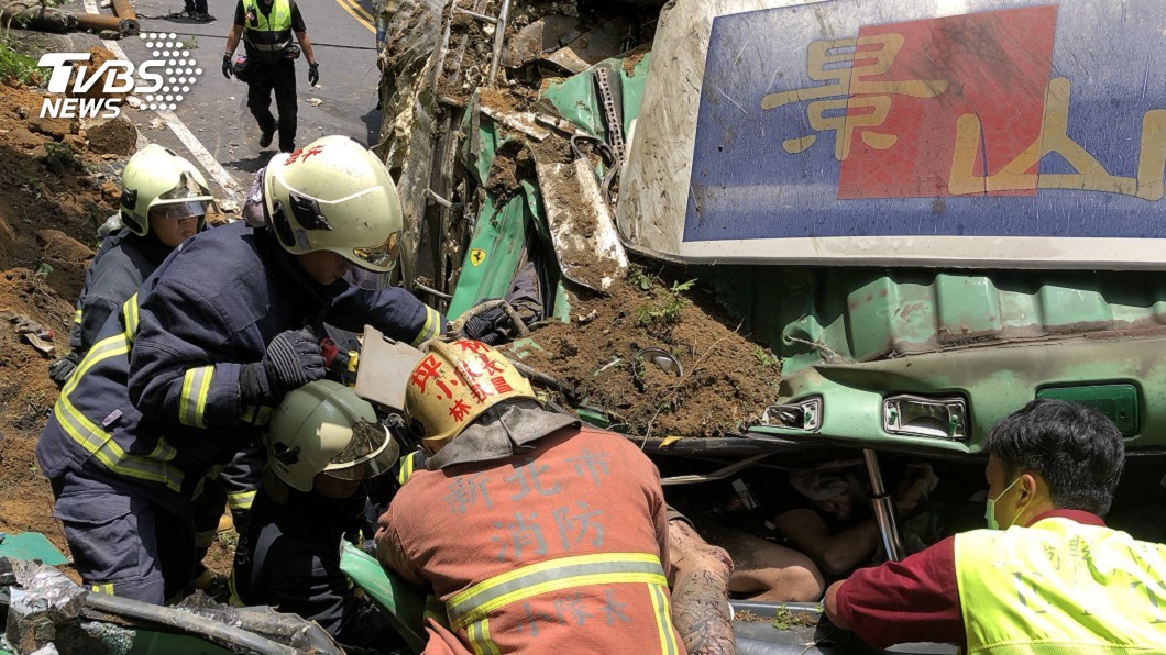 剛撞死國道警...景山又出包　司機北宜酒駕撞山壁