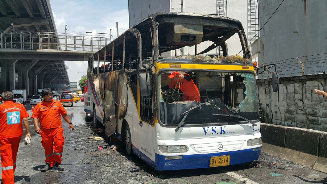 快訊/赴泰國畢旅火燒車 30台籍大學生急逃生