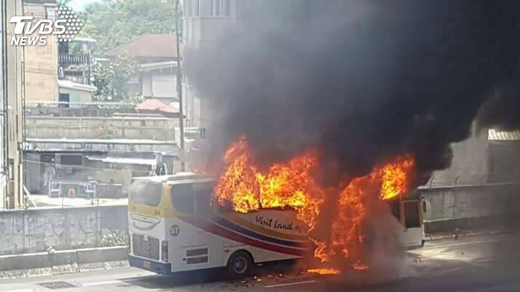 驚悚!台5大學生遊泰畢旅火燒車 6護照全毀