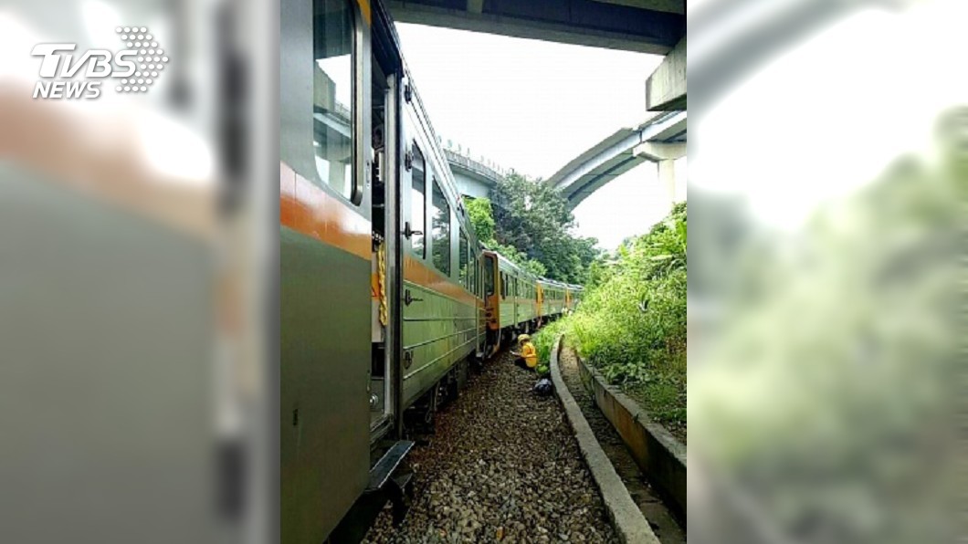 快訊／台鐵深澳線列車出軌　30旅客受影響