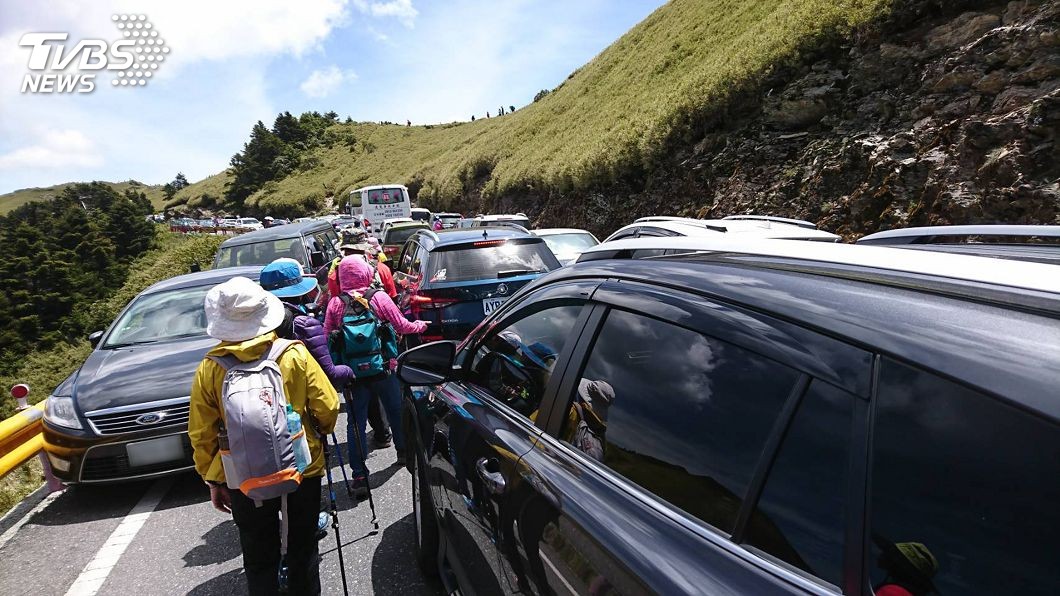 山路彎曲又違停 合歡山賞花潮爆塞