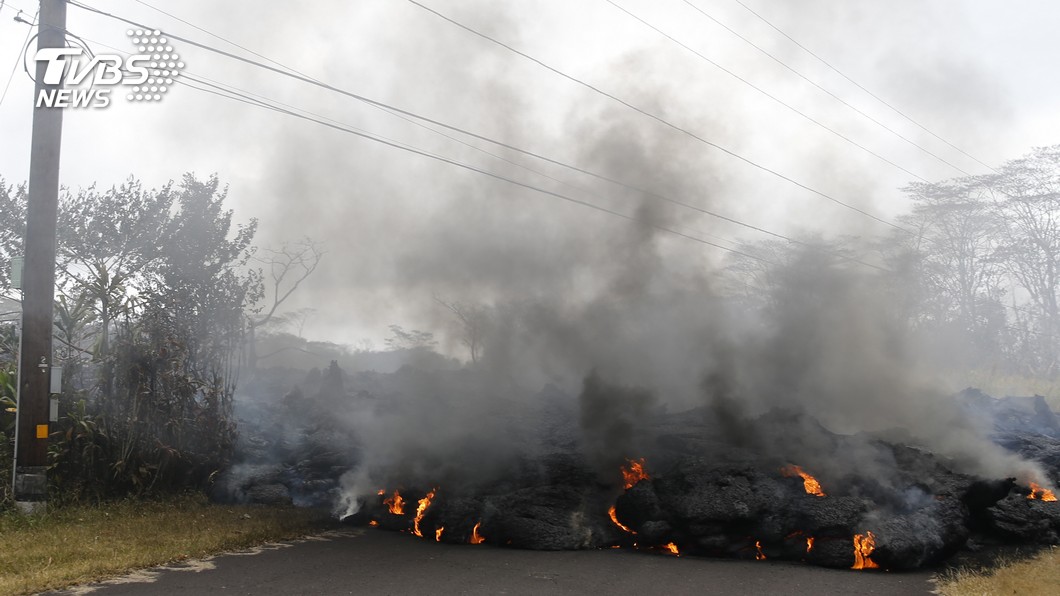夏威夷火山噴巨石　熔岩入海產生鹽酸氣體