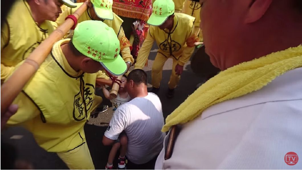 父抱早產兒跪地!白沙屯媽鑾轎突晃動 跨頭消災6分鐘