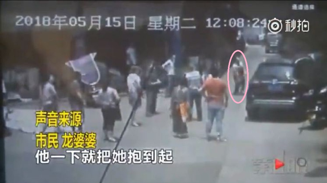 女童翻牆從2樓墜下 男狂奔40公尺徒手接住