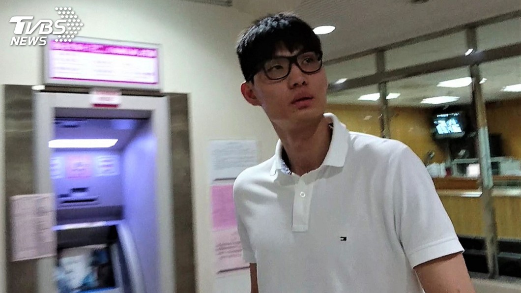 被控性侵 球星周伯勳北檢出庭不發一語離去