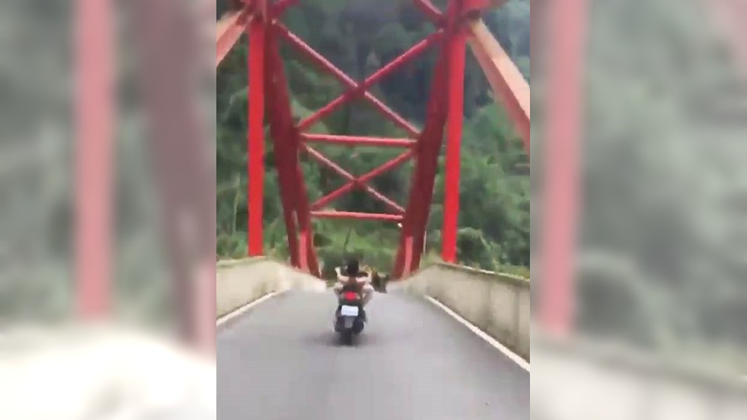 裸男騎車蛇行飆山路 網友全看傻:怎沒摔死?