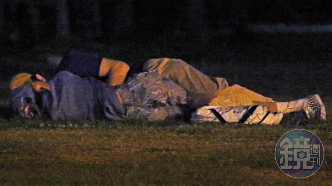 林明禎暗夜草地調情全都錄!張軒睿「手伸進衣服撫摸」