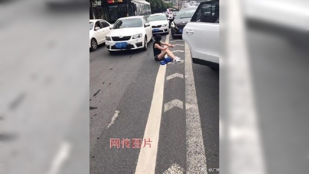 陸市區轎車追撞!肉票跌出車外 破綁架案