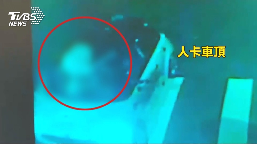 吳婦當時頭部撞進擋風玻璃，呈倒栽蔥姿勢掛在車頂。圖／TVBS