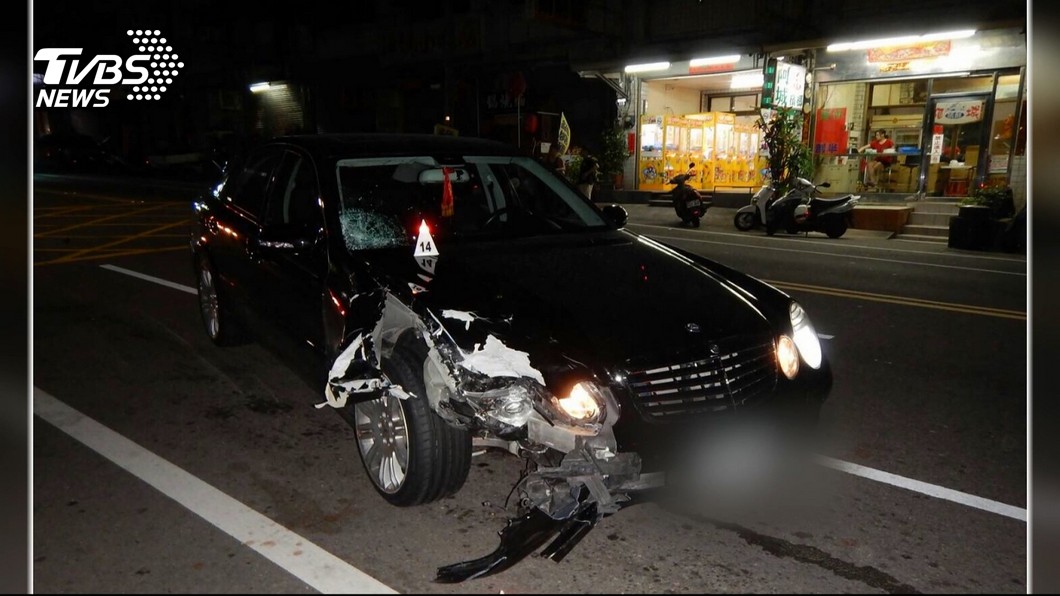 撞死情侶的肇事賓士車。(圖/TVBS)