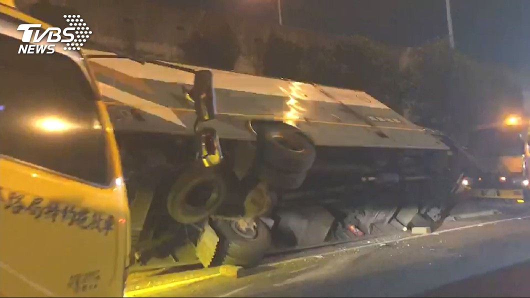 郵局大貨車失控翻 彰化匝道嚴重回堵