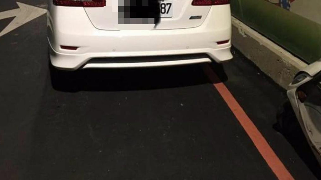 他偶然撞見情敵的車 送了「這張」當結婚大禮