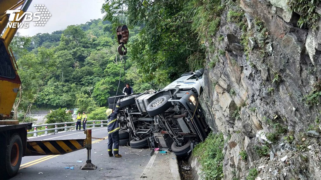 聯結車自撞蘇花山壁 出動大型吊車搶救駕駛