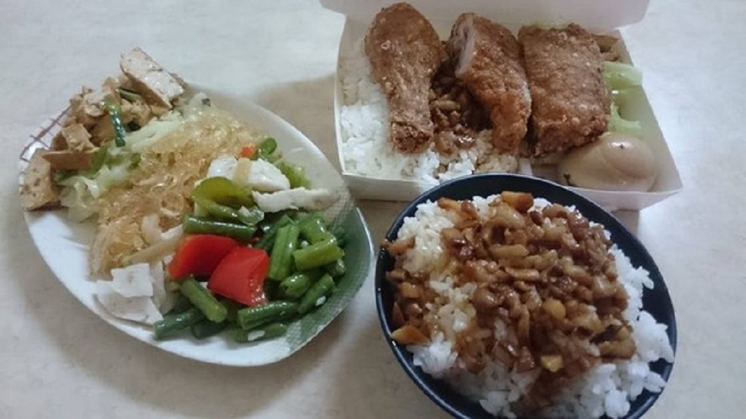 一天吃一餐…佛心老闆娘送滿桌菜收80 單親媽邊哭邊吃