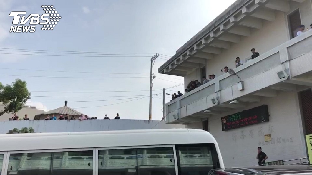 女童遭姨丈虐死引眾怒 50黑衣人包圍殯儀館討公道