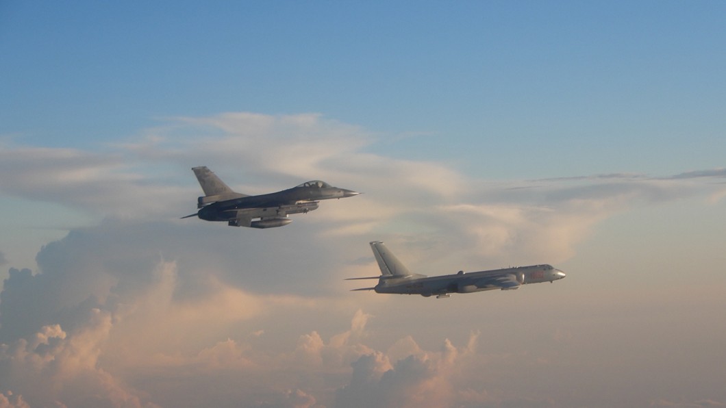 共機轟6遠海長訓　空軍F-16升空監控