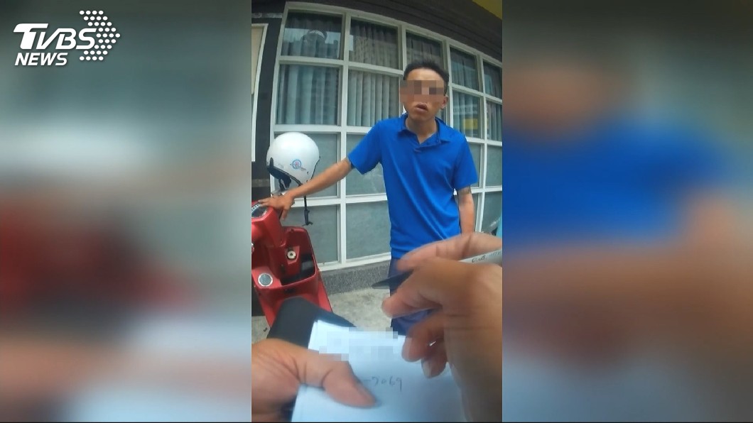 機車龍頭鎖住硬要偷 賊遭識破大聲嗆警