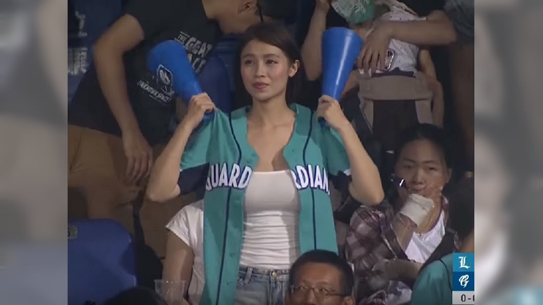 影／剛有全壘打？　富邦「超晃」女球迷又被拍到