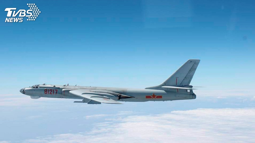 陸機轟6飛越宮古海峽 日戰機緊急起飛