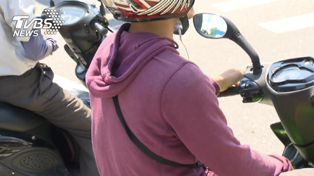 4歲女開心跳上機車踏板! 下秒誤觸「這東西」害她斷腿