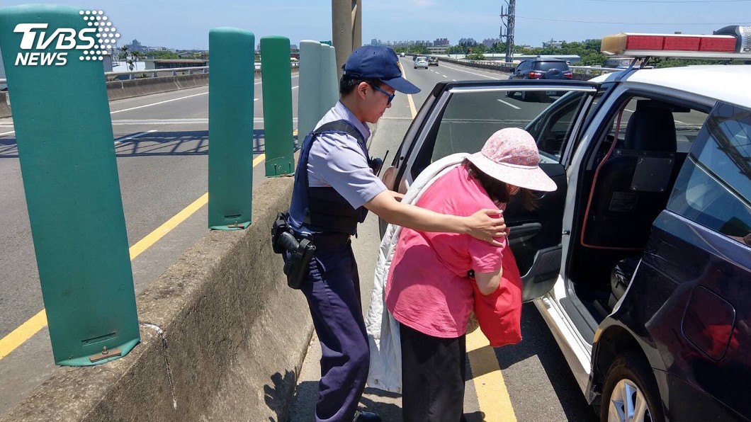 烈日高溫失智婦走上快速道路 員警馳援解危