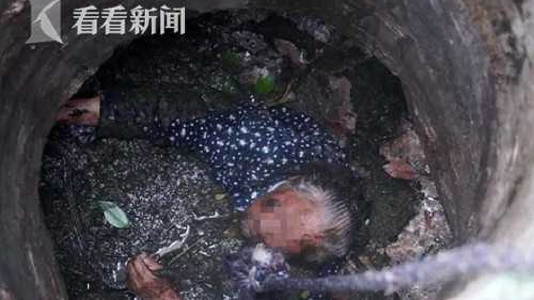 8旬嬤掉進化糞池 勇消跳入讓她踩肩獲救