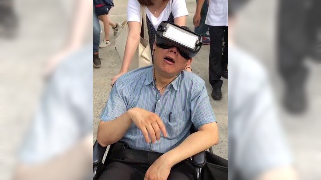 柯P坐輪椅玩VR!姿勢超搶戲 網:像失智老人