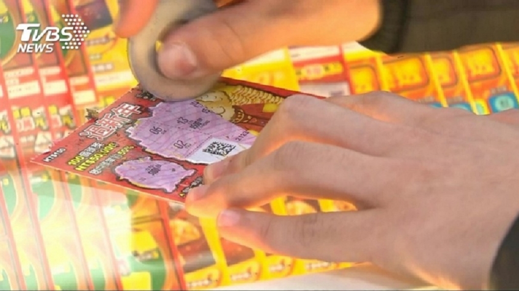 好心幫小妹妹買一張刮刮樂 刮開後讓他超後悔