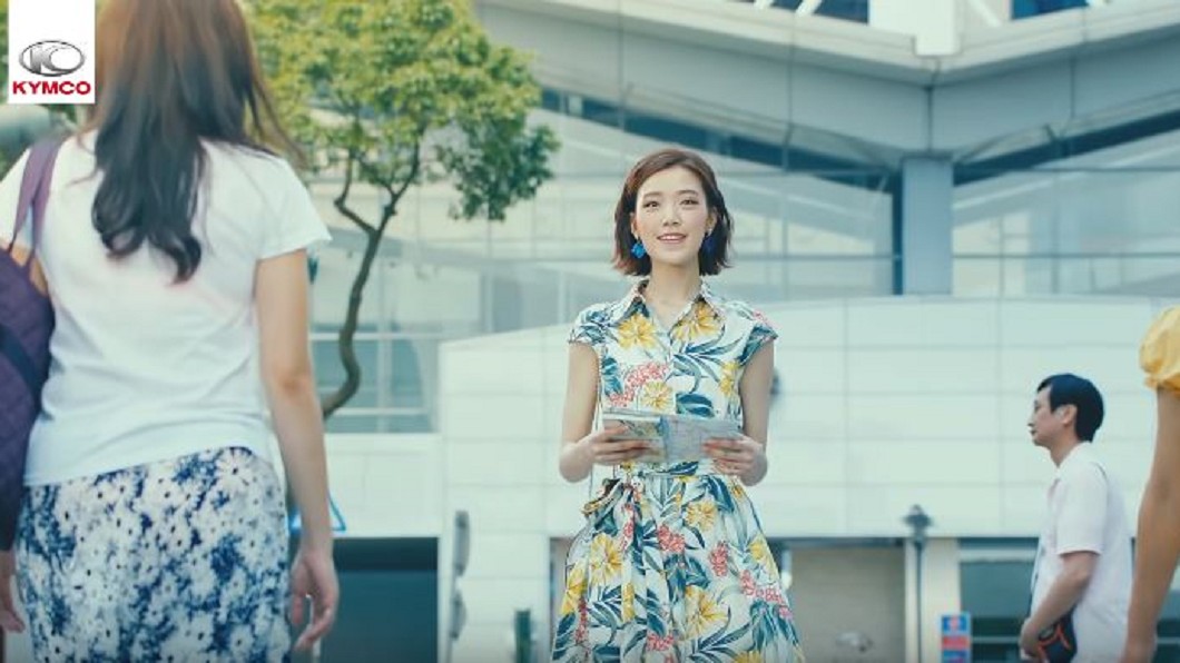 柯震東騎機車追新妹 原來是韓國妞