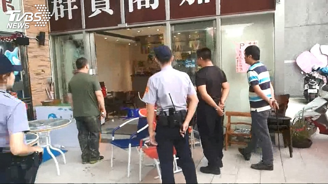 男持雙刀與警對峙 緊鄰親子館客驚逃