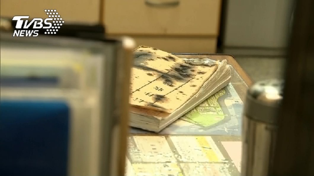 當時保全室的訪客登記簿也被強酸潑灑。(圖／TVBS)