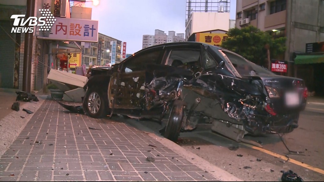 載童還酒駕?轎車疑高速失控 彎道撞爛2車